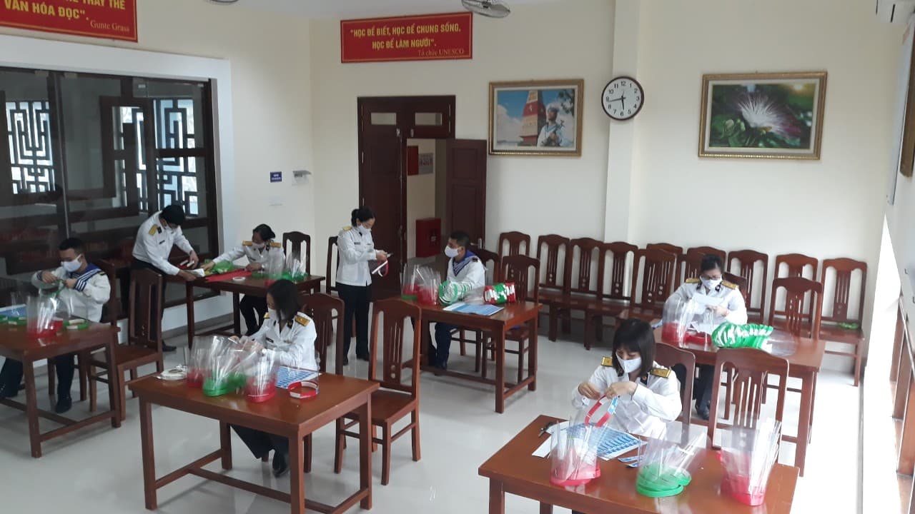 Tuổi trẻ Viện Y học Hải quân làm 500 chiếc “mặt nạ ngăn giọt bắn” phục vụ y, bác sĩ