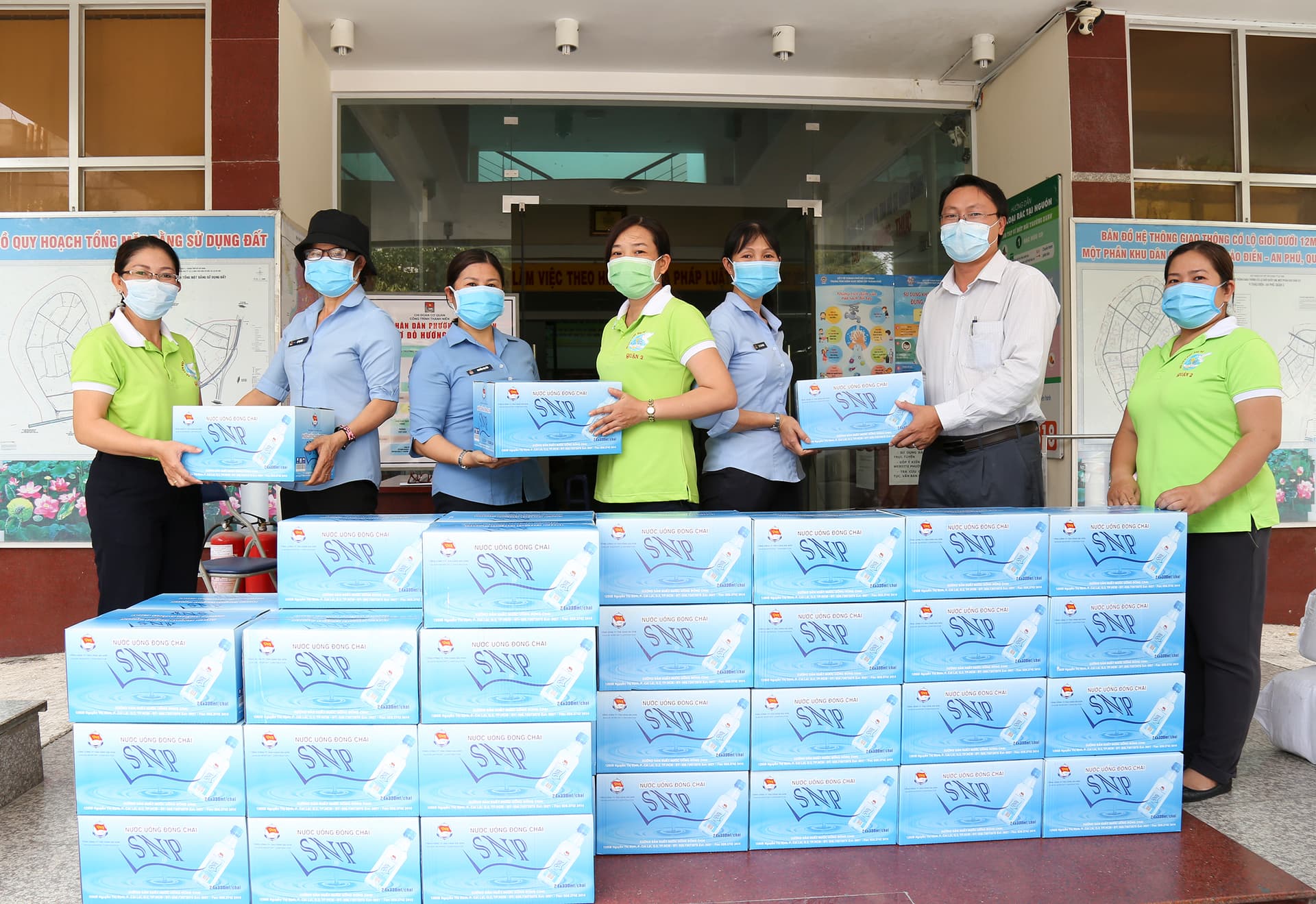 Phòng Hậu cần Tân cảng: Trao tặng 2.500 chai nước uống  hỗ trợ chống dịch Covid-19
