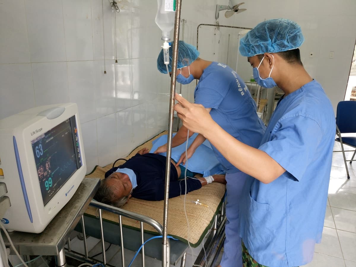 Đảo Song Tử Tây cấp cứu ngư dân bị giảm áp