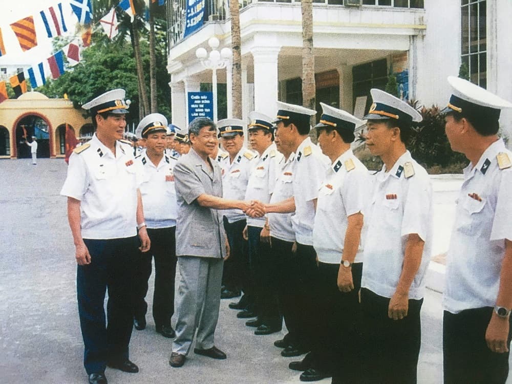 Nguyên Tổng Bí thư Lê Khả Phiêu với bộ đội Hải quân
