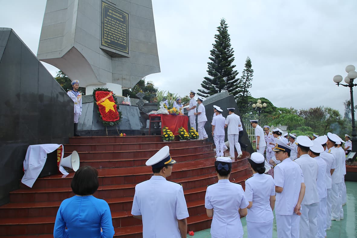 Đoàn đại biểu dự Đại hội Đảng bộ Quân chủng Hải quân lần thứ XIII dâng hương tại Bến K15 Đồ Sơn