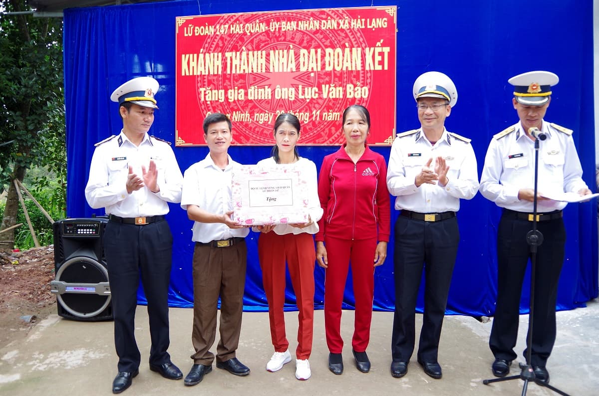 Lữ đoàn 147 khánh thành và bàn giao nhà Đại đoàn kết