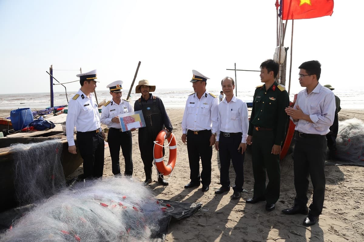 Lữ đoàn 147 và Lữ đoàn 126: Thông tin về tình hình biển đảo và tặng quà ngư dân Nam Định