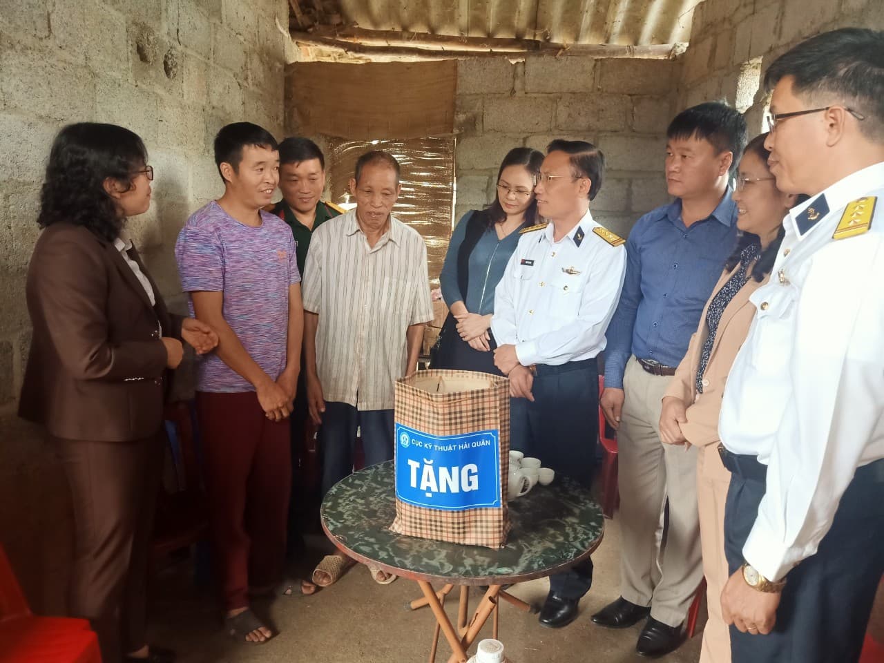 Cục Kỹ thuật Hải quân thông tin chuyên đề về biển, đảo và tặng quà tại Cao Bằng