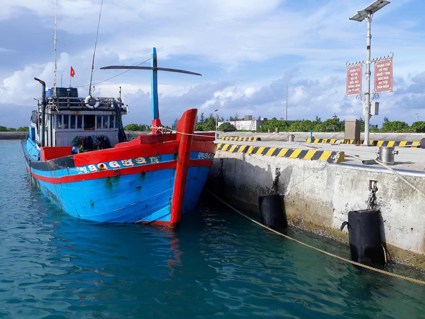 Trung tâm dịch vụ hậu cần-kỹ thuật đảo Sinh Tồn khắc phục thành công sự cố cho hai tàu cá tỉnh Quảng Ngãi