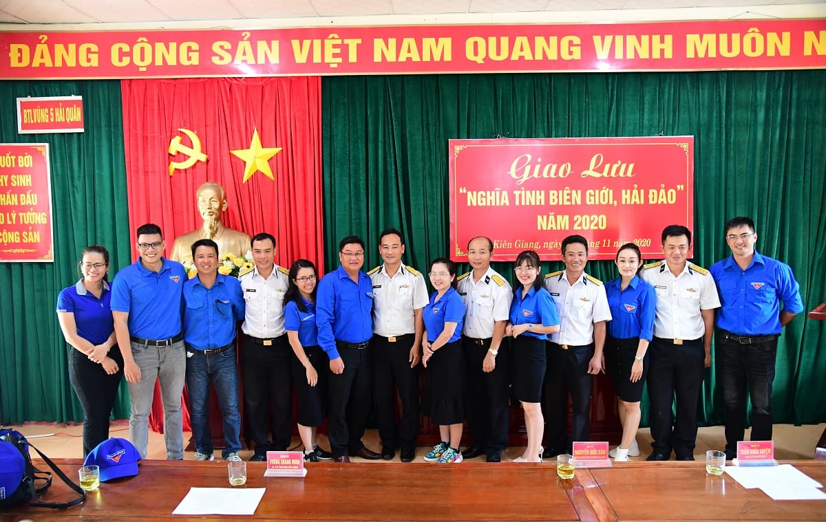 Giao lưu "Nghĩa tình biên giới, hải đảo"