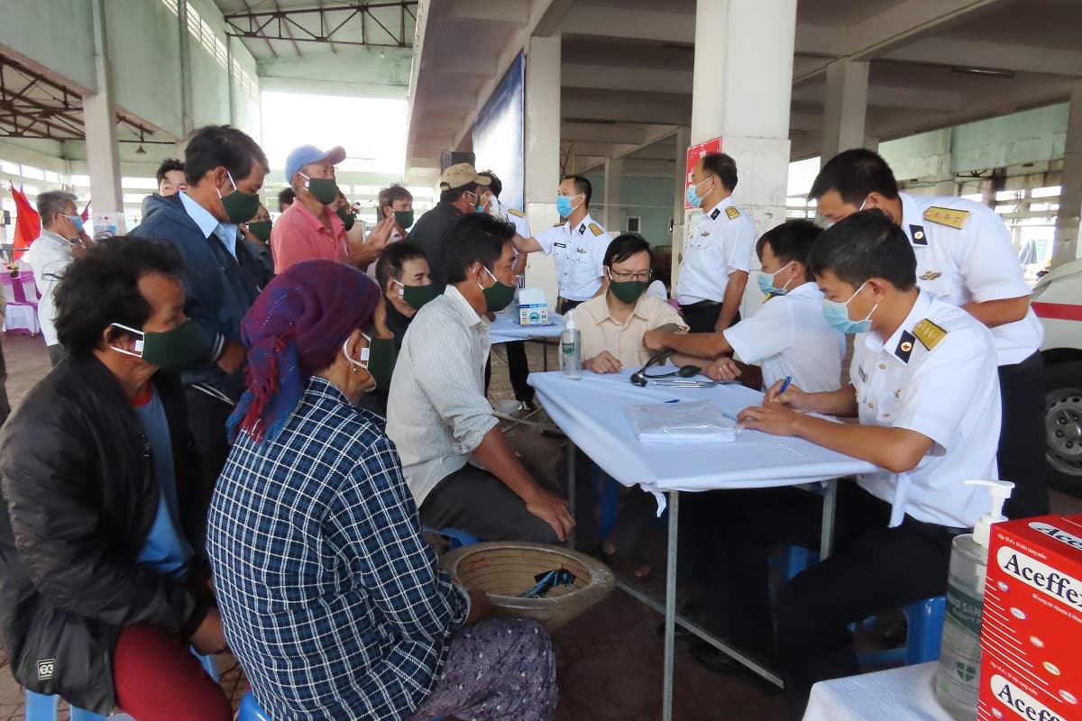 Vùng 4: Thực hiện chương trình “Hải quân Việt Nam làm điểm tựa cho ngư dân vươn khơi, bám biển” tại tỉnh Bình Định