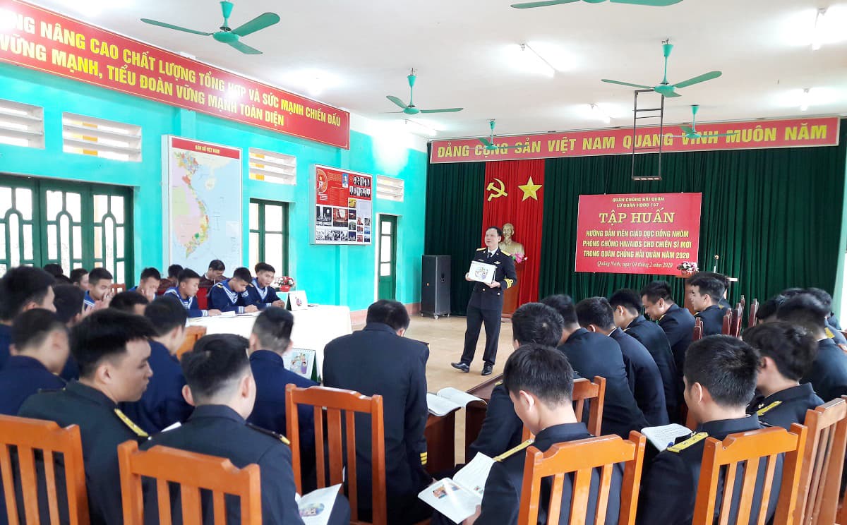Lữ đoàn 147, tập huấn hướng dẫn viên giáo dục đồng nhóm phòng chống HIV/AIDS