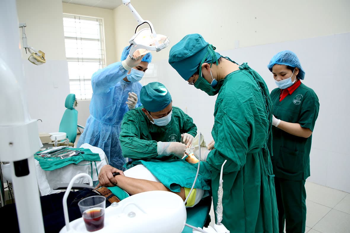 Viện Y học Hải quân: Phẫu thuật cấy ghép chân răng nhân tạo