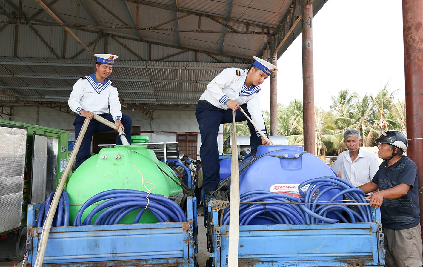Quân chủng Hải quân: Tiếp tục hỗ trợ nước ngọt cho nhân dân vùng hạn, mặn