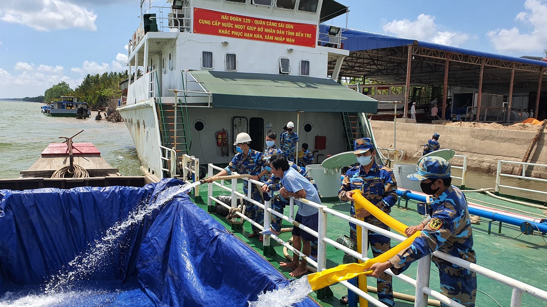 Hàng nghìn khối nước ngọt tiếp tục đến với nhân dân Bến Tre trong ngày 21-3