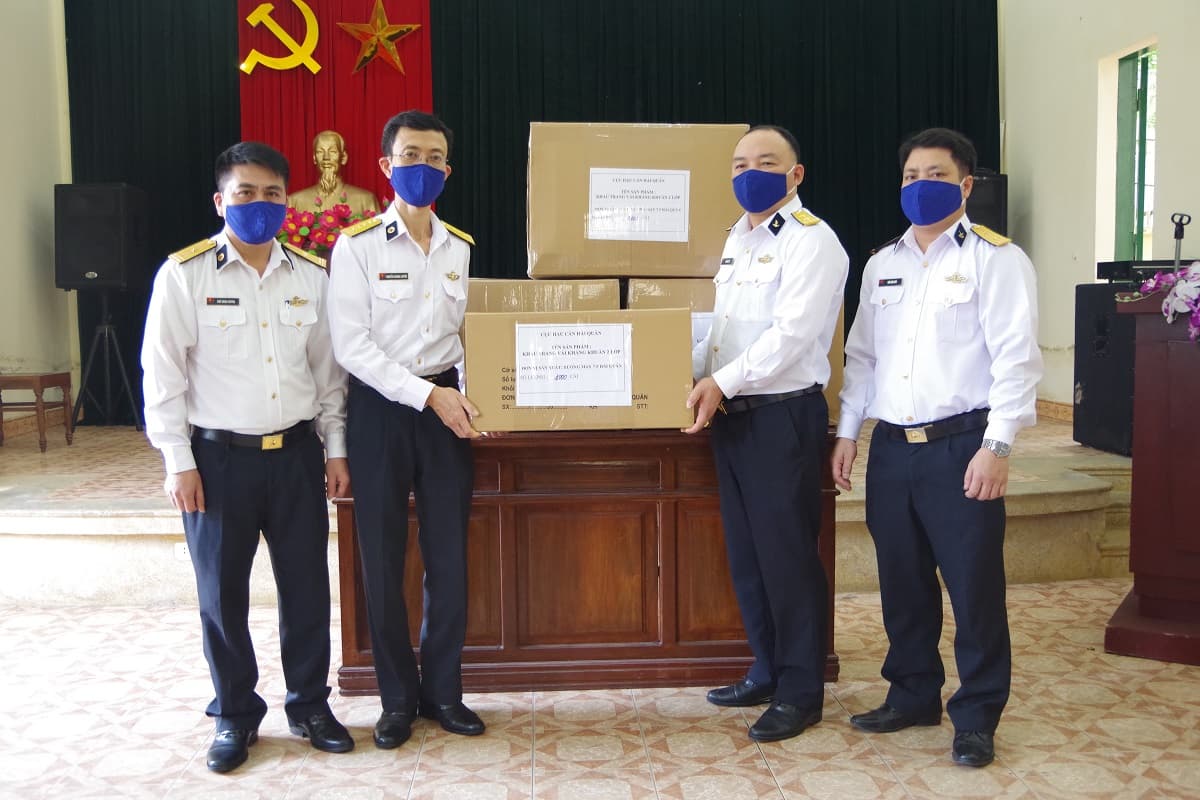 Xưởng may 7-5 bàn giao 10 nghìn khẩu trang kháng khuẩn cho các đơn vị Hải quân