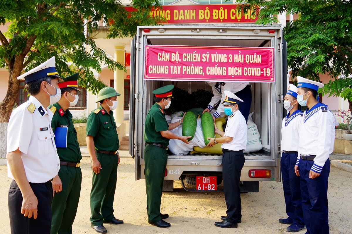 Vùng 3 Hải quân tặng thực phẩm cho khu cách ly tập trung TP. Đà Nẵng