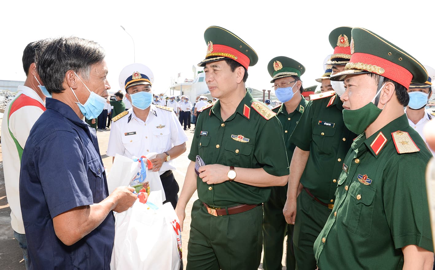 Đưa 30 ngư dân bị nạn trên biển về đất liền an toàn
