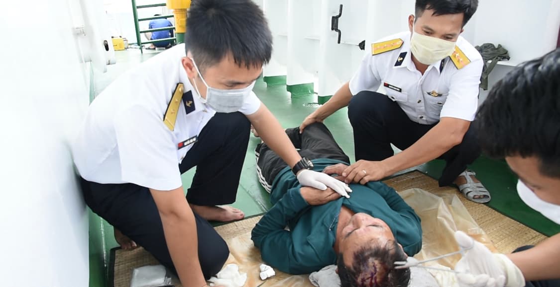 Tàu 264, Vùng 2 Hải quân kịp thời cấp cứu ngư dân Bình Định bị tai nạn lao động