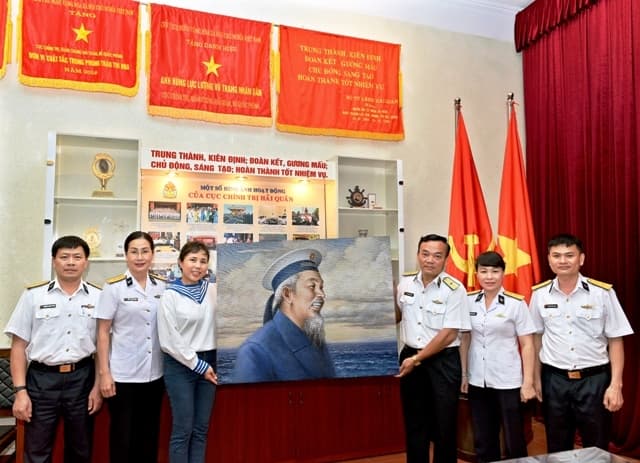 Họa sĩ Nguyễn Thu Thủy tặng Bộ Tư lệnh Hải quân tranh chân dung Bác Hồ