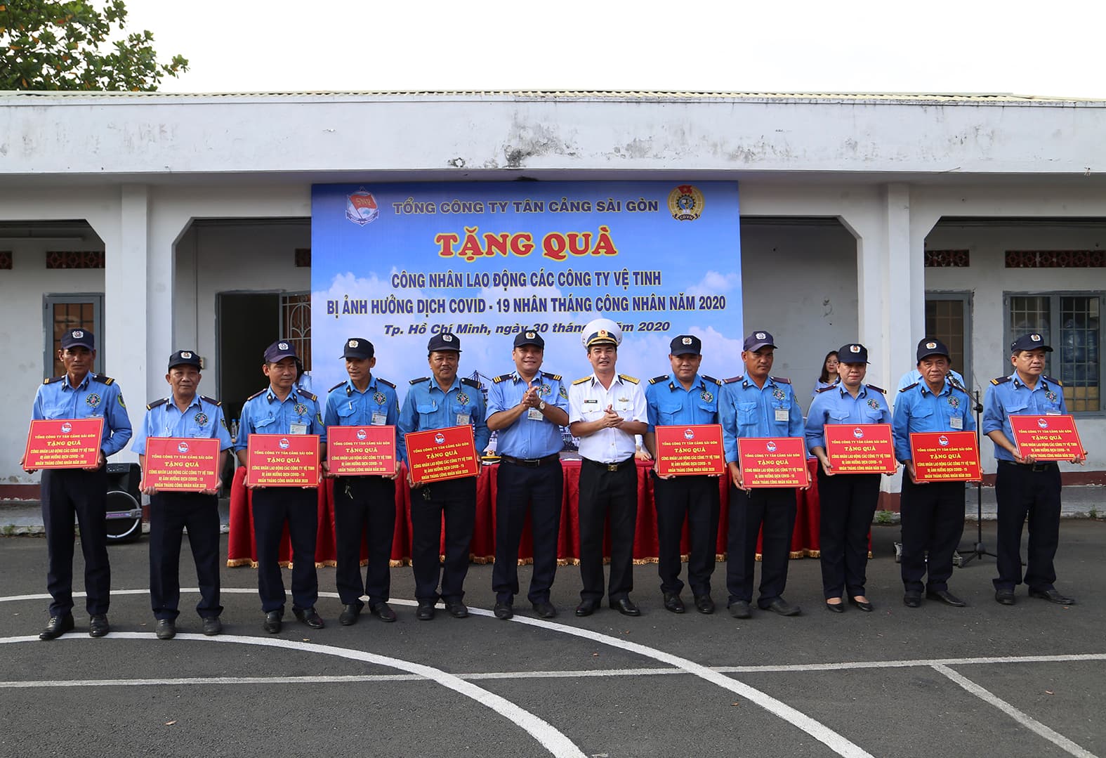 Tổng công ty Tân cảng Sài Gòn tặng 147 phần quà nhân dịp “Tháng công nhân”