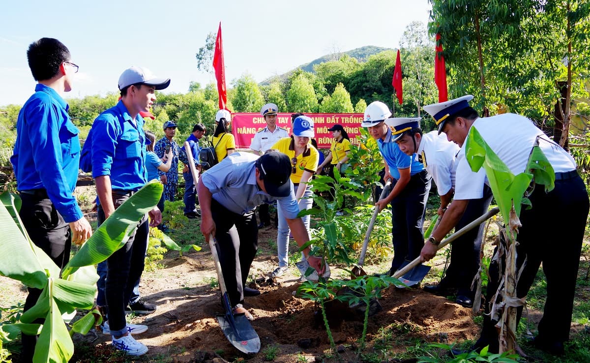 Vùng 3 Hải quân: Tiếp nhận hơn 2.000 giống cây trồng