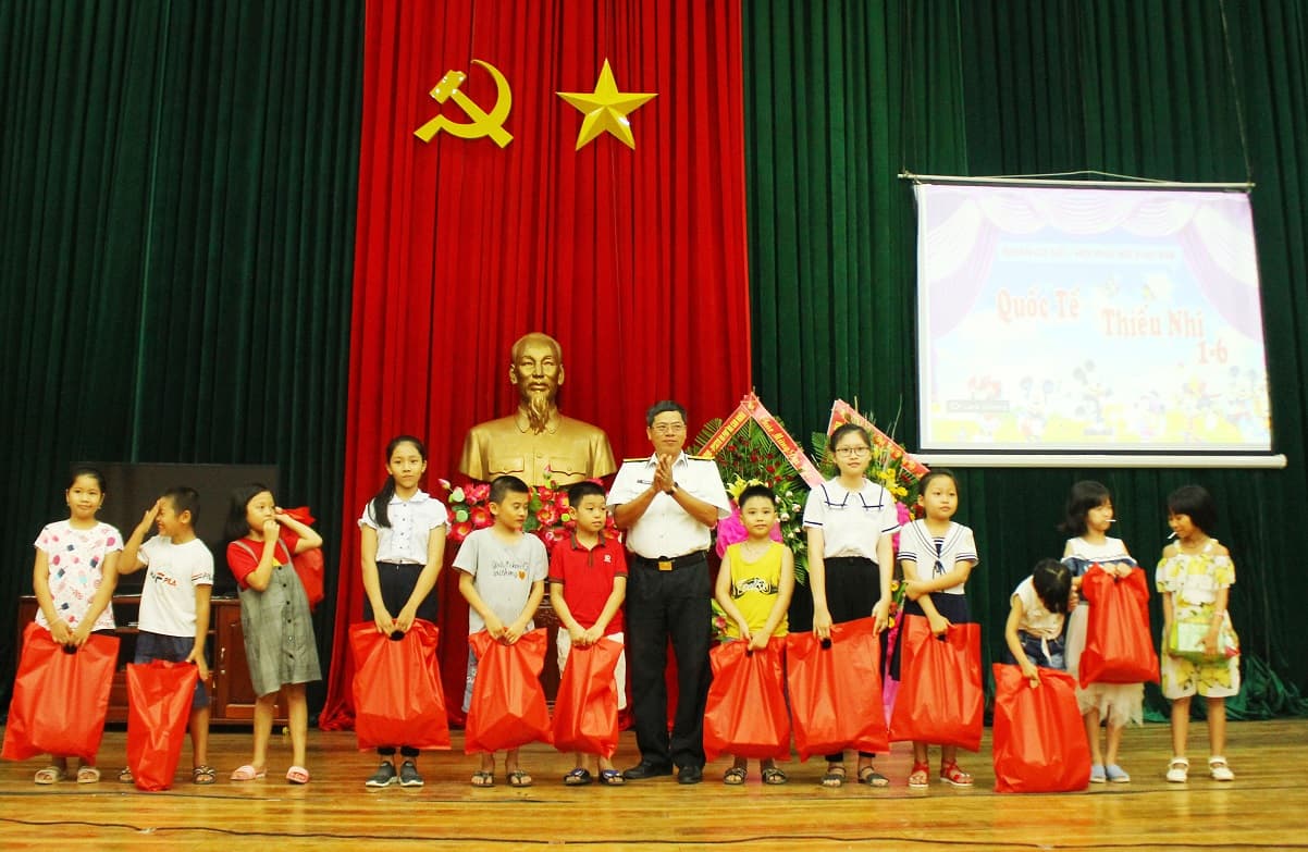 Kho 858 tặng quà cho các cháu thiếu nhi trị giá hơn 17 triệu đồng