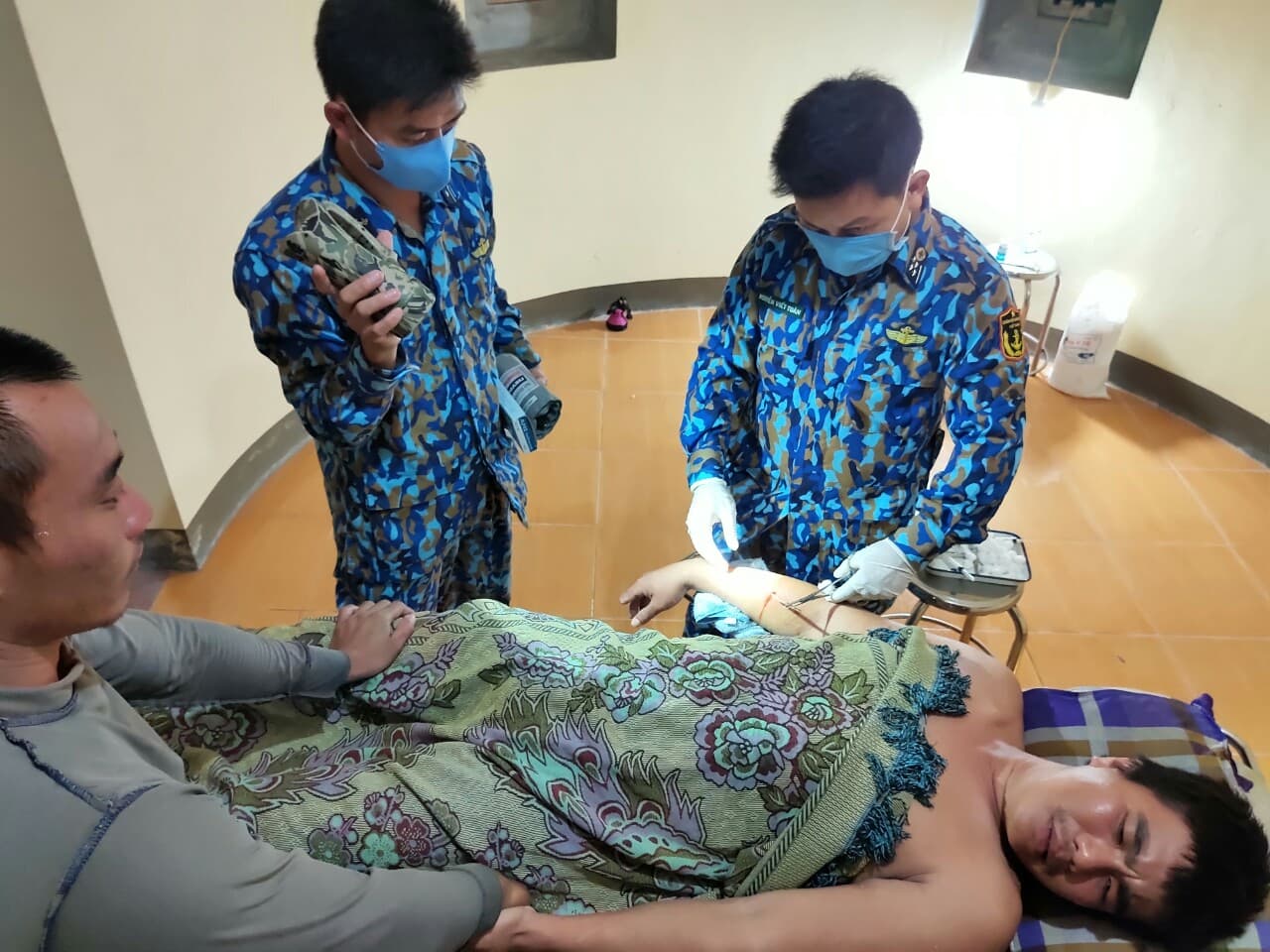 Đảo Đá Lớn cấp cứu ngư dân bị tai nạn lao động