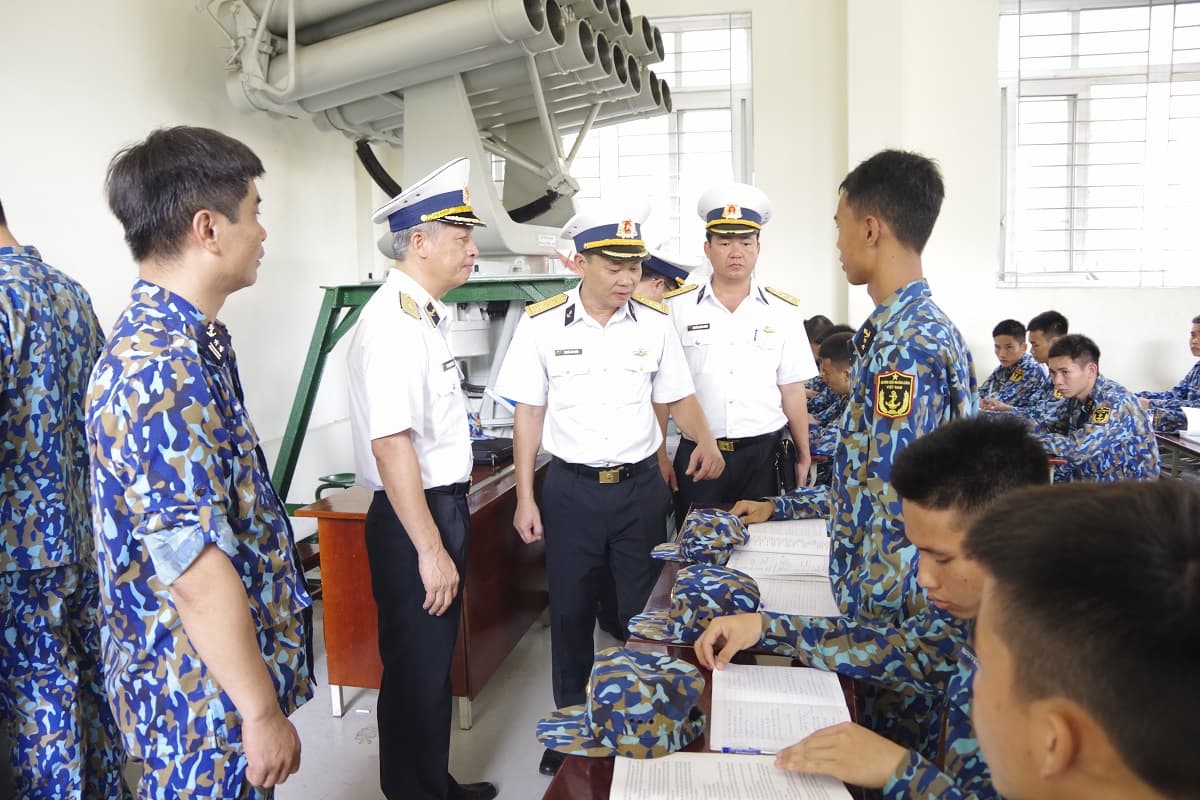 Bộ Tư lệnh Hải quân quân kiểm tra Trường Cao đẳng Kỹ thuật Hải quân