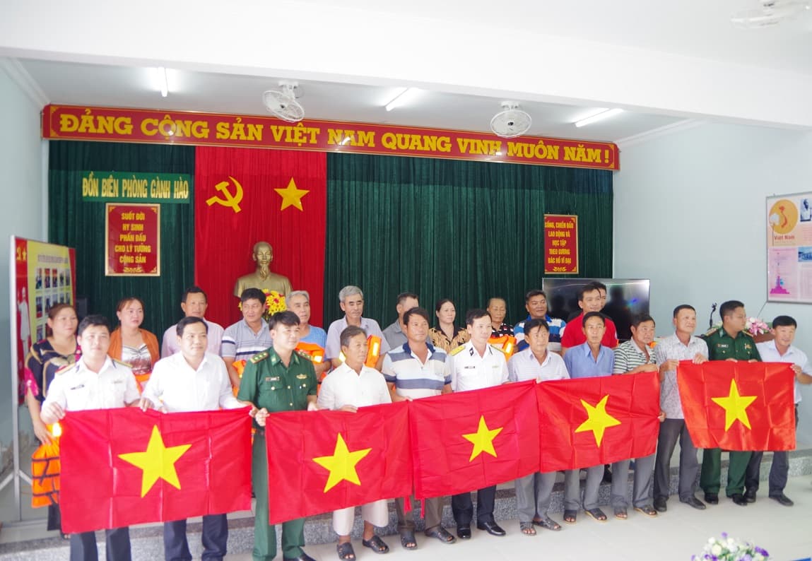 Lữ đoàn 167: Tặng cờ Tổ quốc và áo phao cho ngư dân Bạc Liêu