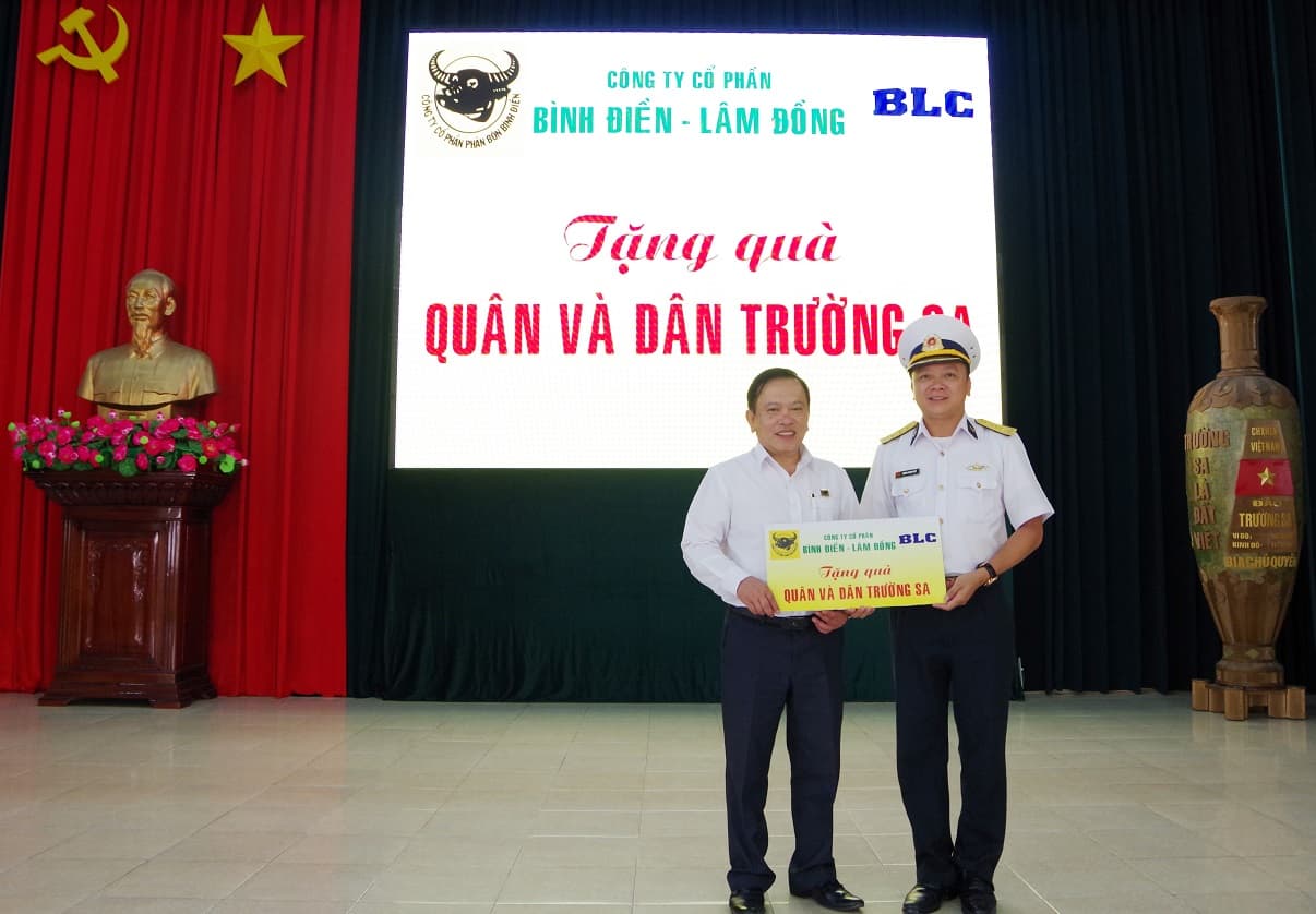 Công ty cổ phần Bình Điền - Lâm Đồng thăm và tặng quà quân dân huyện Trường Sa