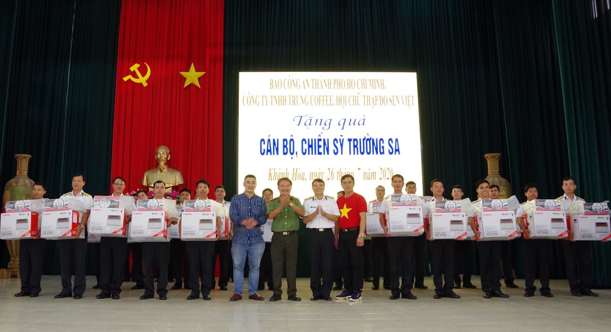 Lữ đoàn 146 tiếp nhận quà tặng bộ đội Trường Sa