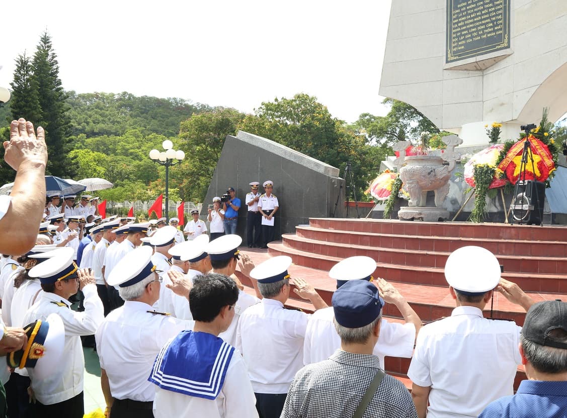 Hội truyền thống Đường Hồ Chí Minh trên biển dâng hương tại Bến K15