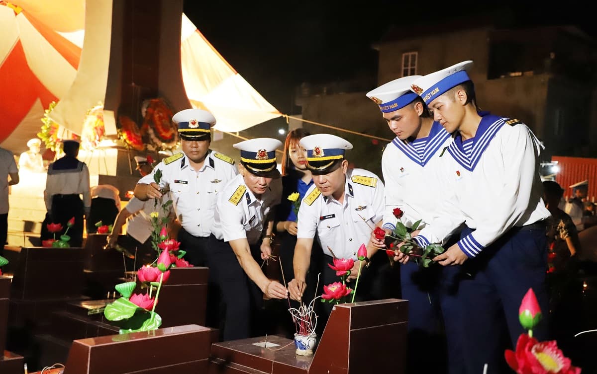 Gần 200 cán bộ, chiến sĩ Vùng 1 Hải quân thắp nến tri ân các anh hùng, liệt sĩ