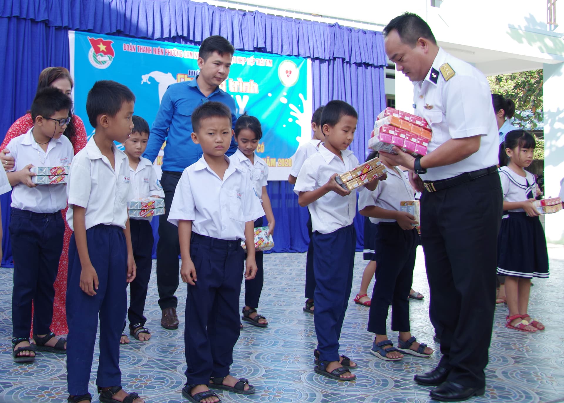Chương trình “Một triệu ly sữa” cho các cháu thiếu niên, nhi đồng