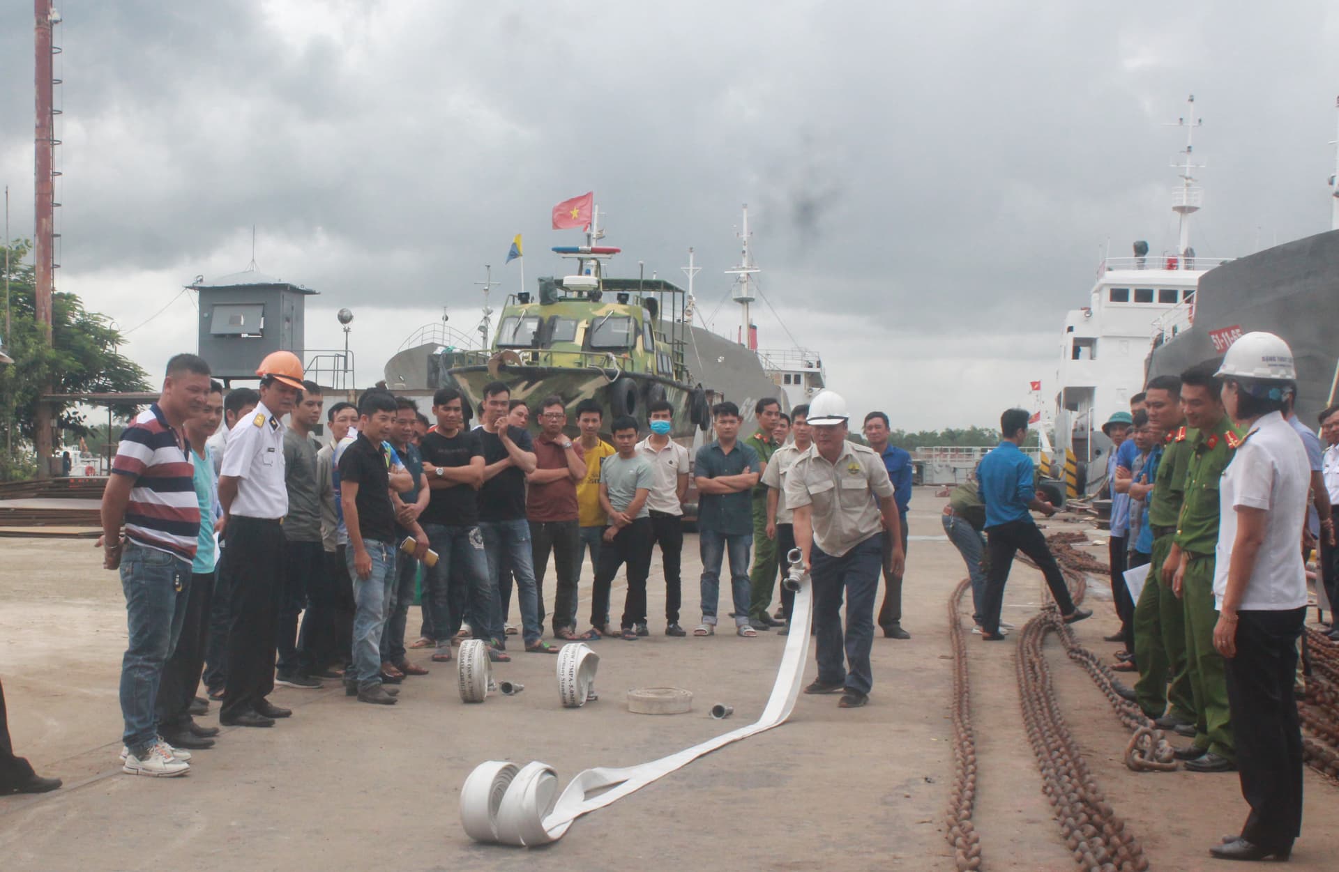 Nhà máy X46: Phối hợp huấn luyện phòng cháy chữa cháy