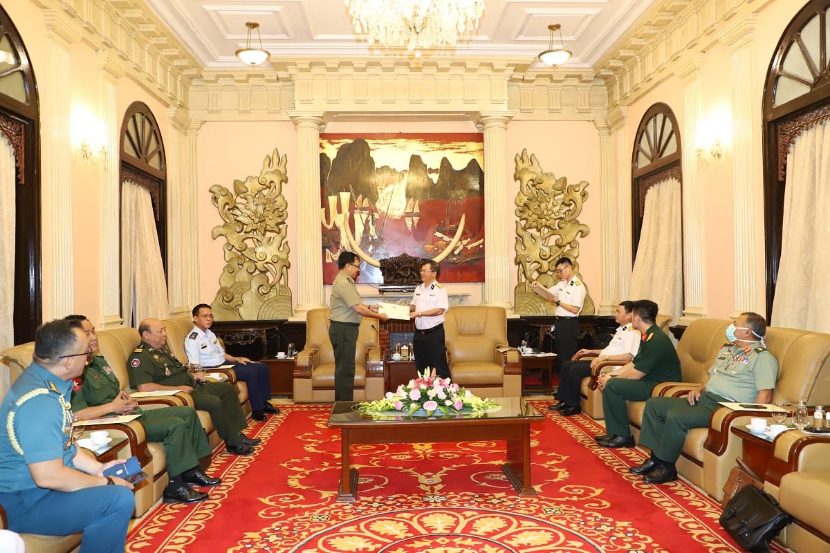 Trao thư mời Hải quân các nước ASEAN và Quân đội Lào tham dự Hội nghị trực tuyến Tư lệnh Hải quân các nước ASEAN lần thứ 14
