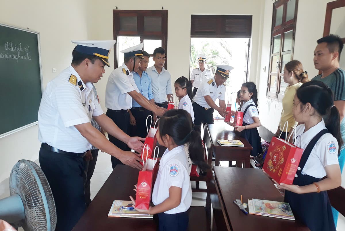 Hải đoàn 129 tặng quà các cháu thiếu nhi huyện đảo Trường Sa