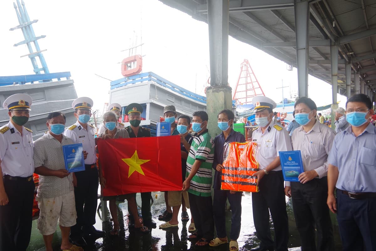 Vùng 2 tặng 300 lá cờ Tổ quốc cho ngư dân TP. Vũng Tàu