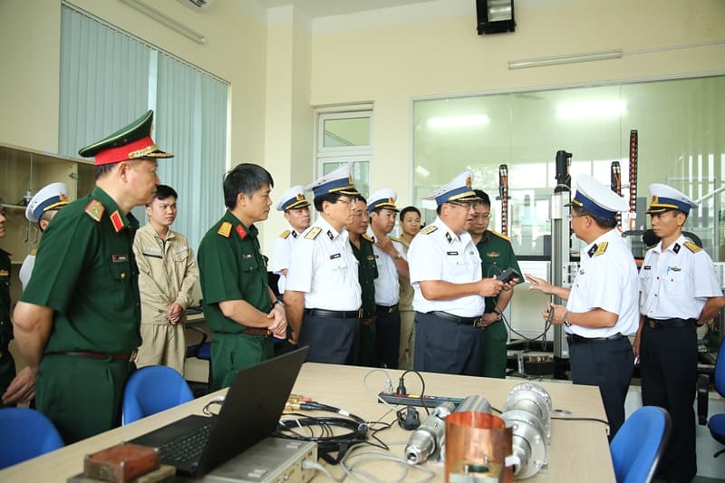 Phó Đô đốc Phạm Hoài Nam thăm, kiểm tra Viện Kỹ thuật Hải quân
