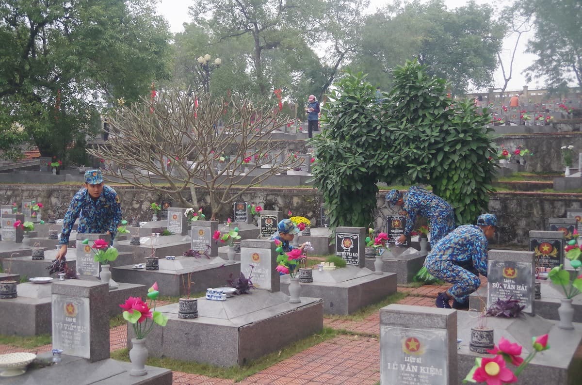 Cán bộ, đoàn viên Lữ đoàn 170 lao động làm đẹp Nghĩa trang liệt sĩ phường