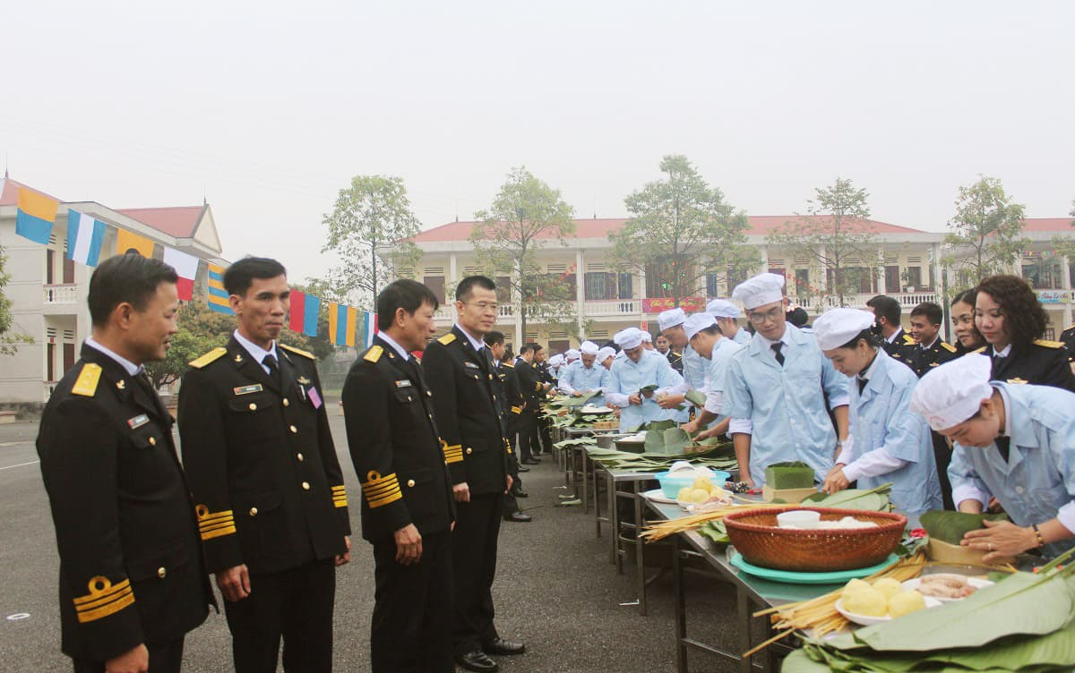 Cán bộ, chiến sĩ hải đồ thi gói bánh chưng xanh Tết Canh Tý