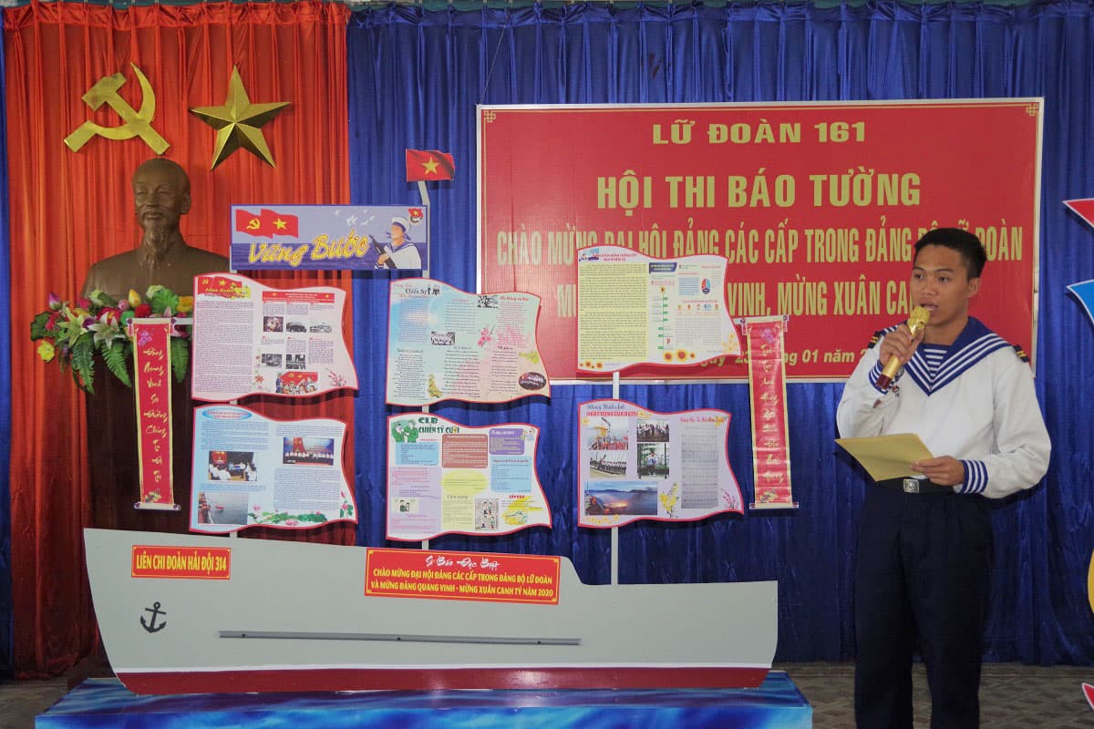 Sôi nổi Hội thi báo tường mừng Xuân Canh Tý ở Lữ đoàn 161