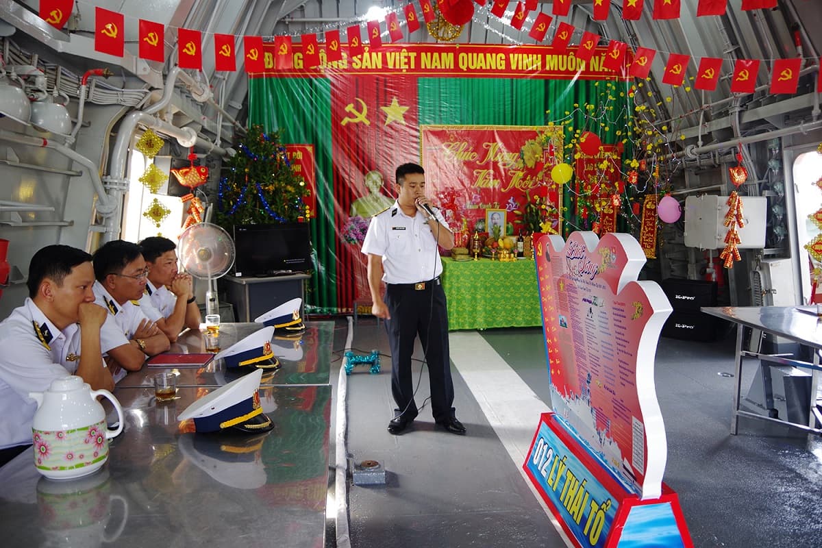Lữ đoàn 162 thi phòng đón xuân và bình báo tường
