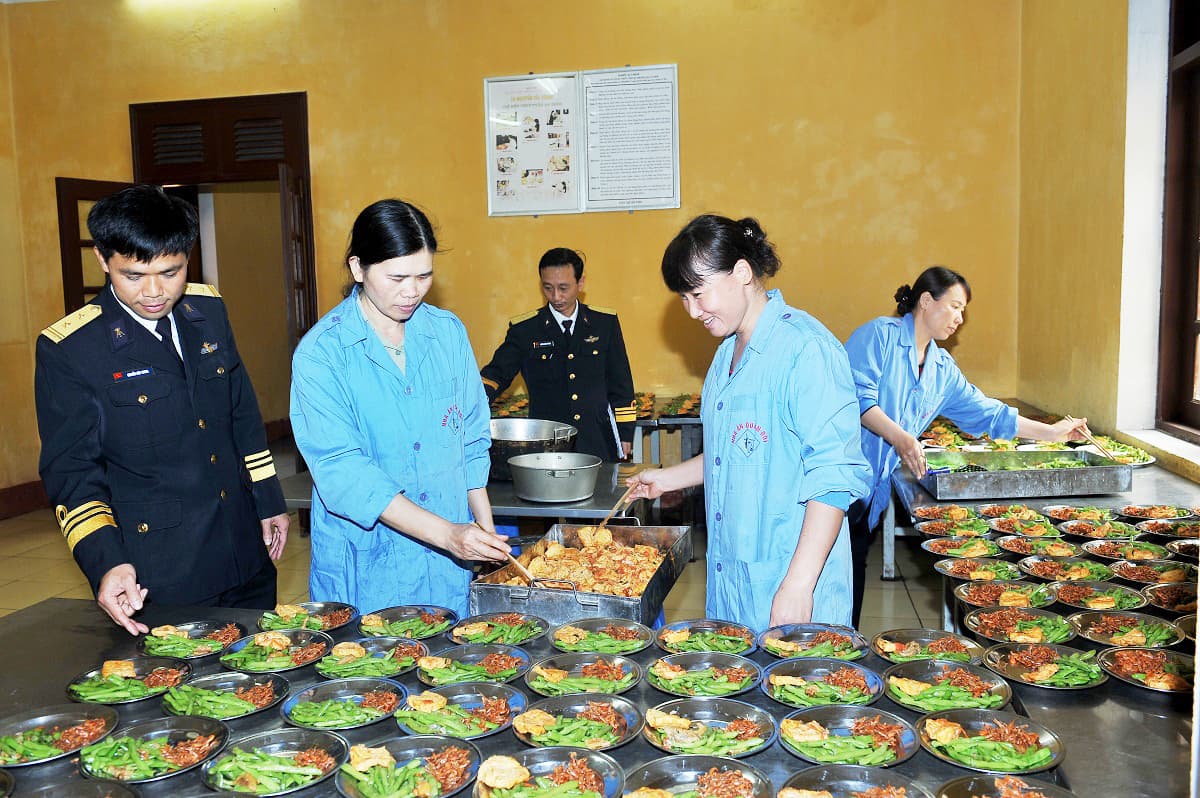 Chủ động thực hiện nhiều biện pháp không để giá thịt lợn tăng cao ảnh hưởng đến bữa ăn bộ đội