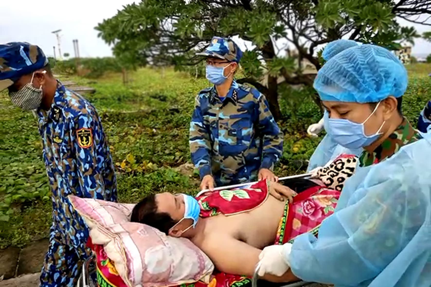 Bệnh xá đảo Song Tử Tây cứu ngư dân bị tai nạn trên biển