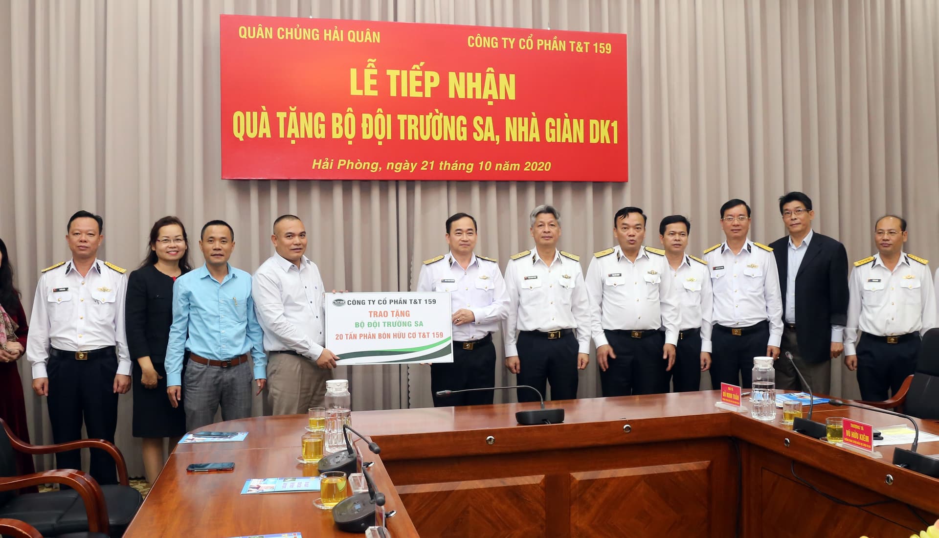 Công ty cổ phần T&T 159 tặng quà bộ đội Trường Sa và Nhà giàn DK1