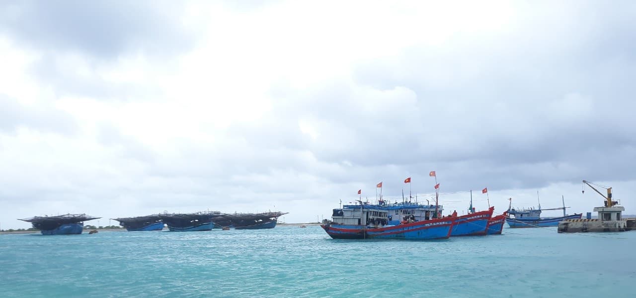 Trưa 27-10 đã có 64 tàu cá với hơn 1.000 ngư dân vào các âu tàu, làng chài ở Trường Sa tránh trú bão số 9
