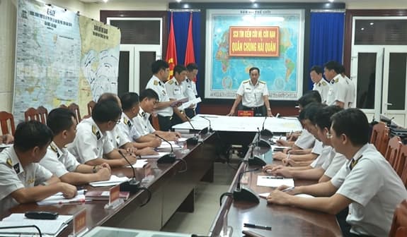 Quân chủng Hải quân: Lập sở chỉ huy phía trước, 3 tàu xuyên bão tìm kiếm cứu dân