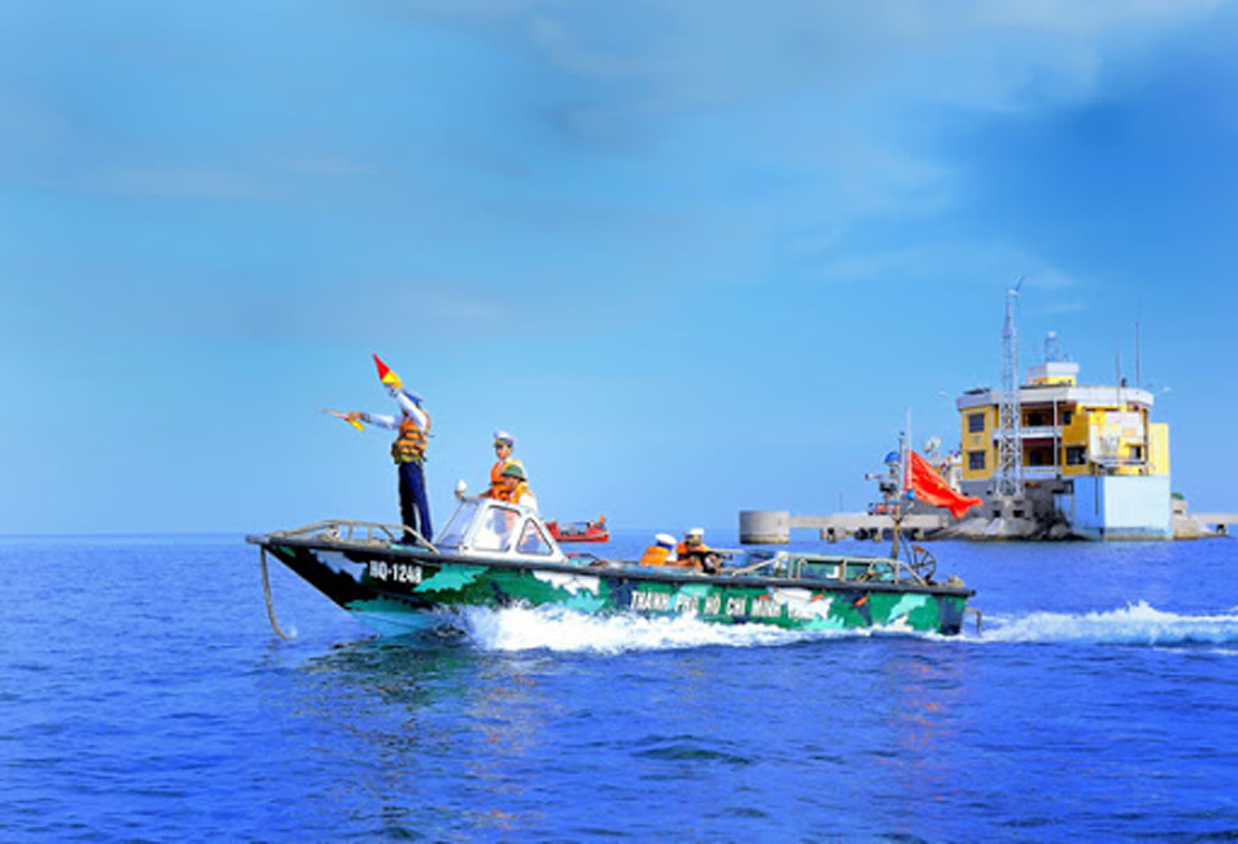 Nặng nghĩa với biển khơi