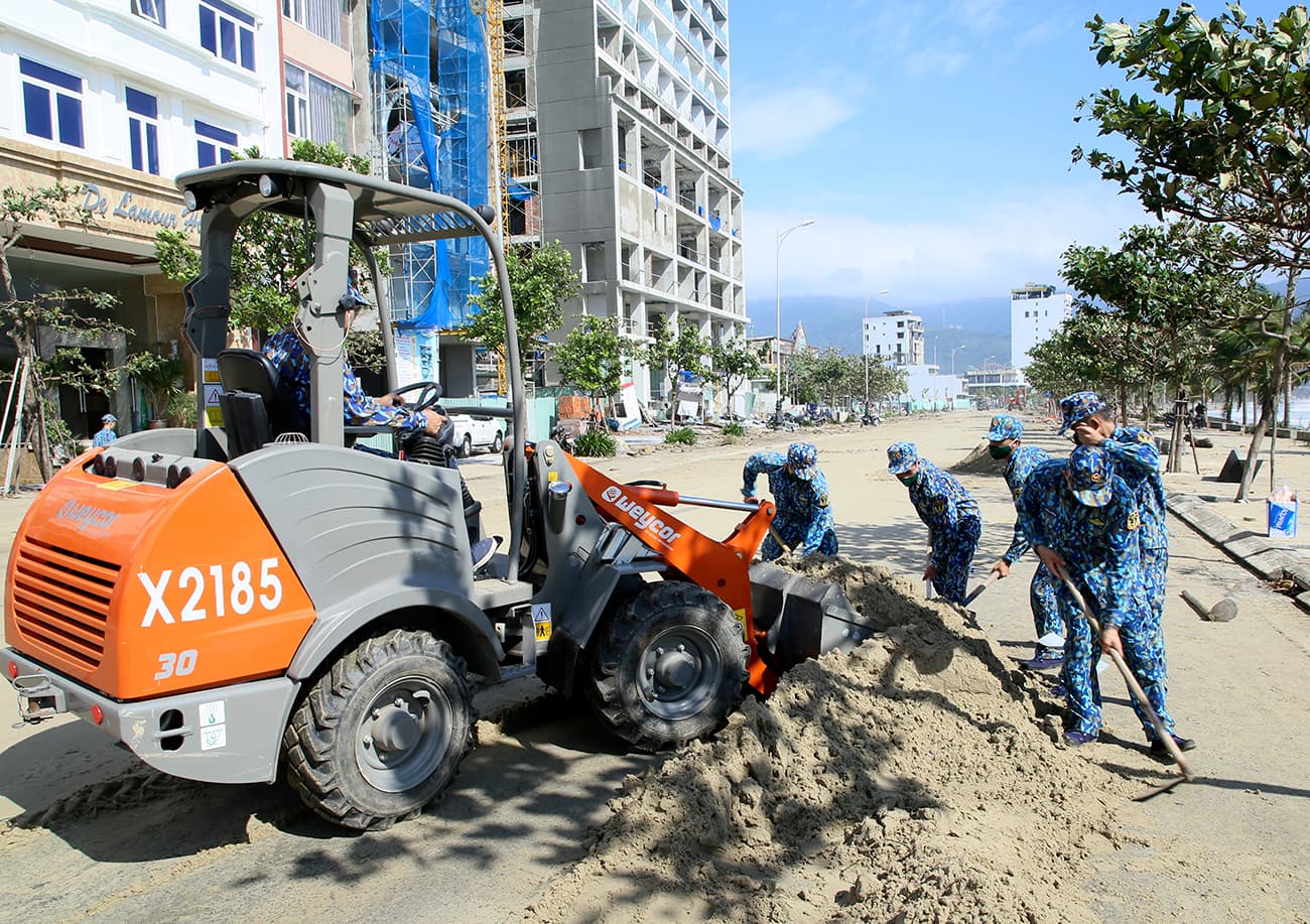 Các đơn vị Hải quân khu vực miền Trung giúp nhân dân khắc phục hậu quả bão số 9