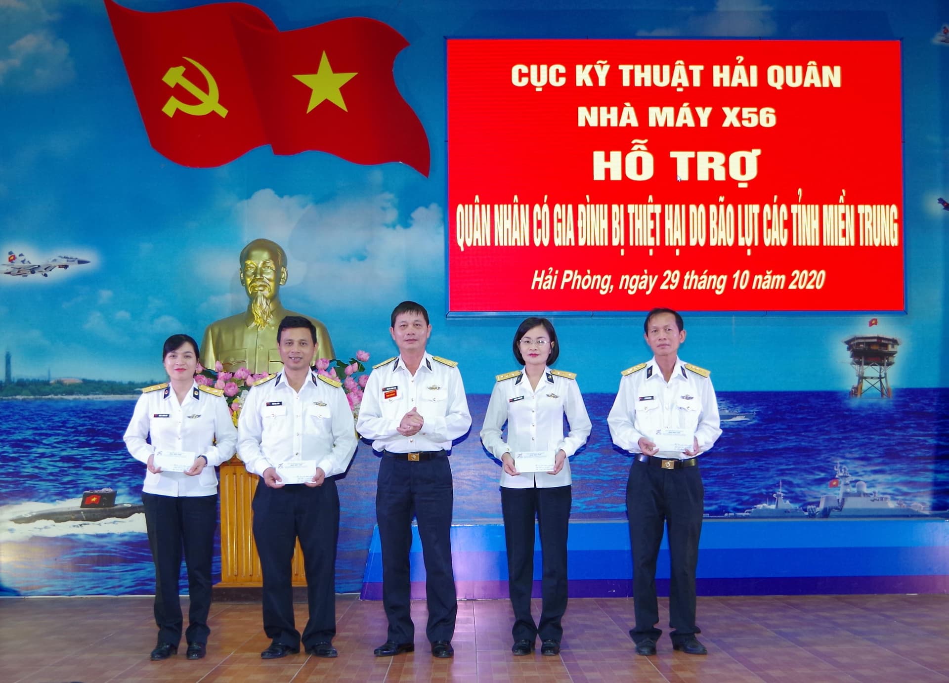 Nhà máy X56: Hỗ trợ gia đình quân nhân bị thiệt hại do bão lũ