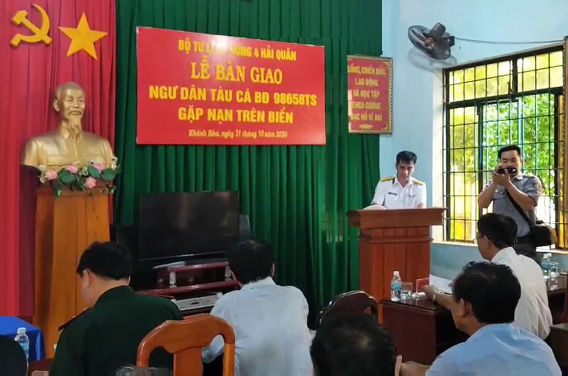 Tàu 467 bàn giao 11 ngư dân gặp nạn cho địa phương và gia đình