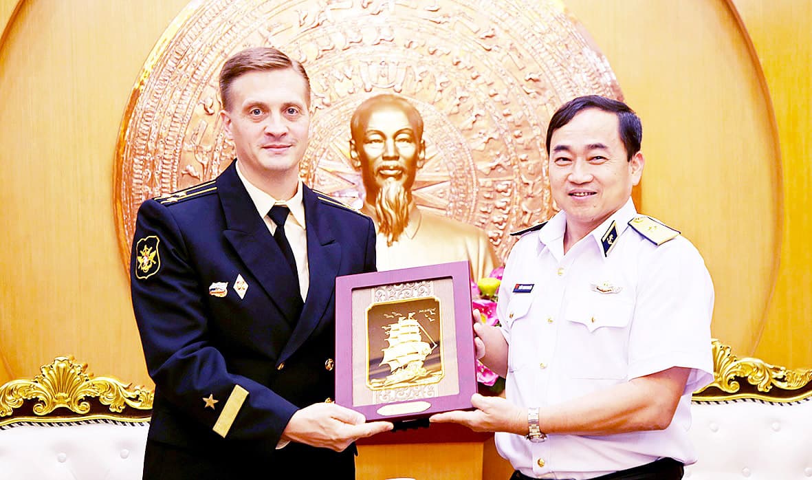Tư lệnh Hải quân Việt Nam tiếp Tùy viên Quốc phòng Liên bang Nga